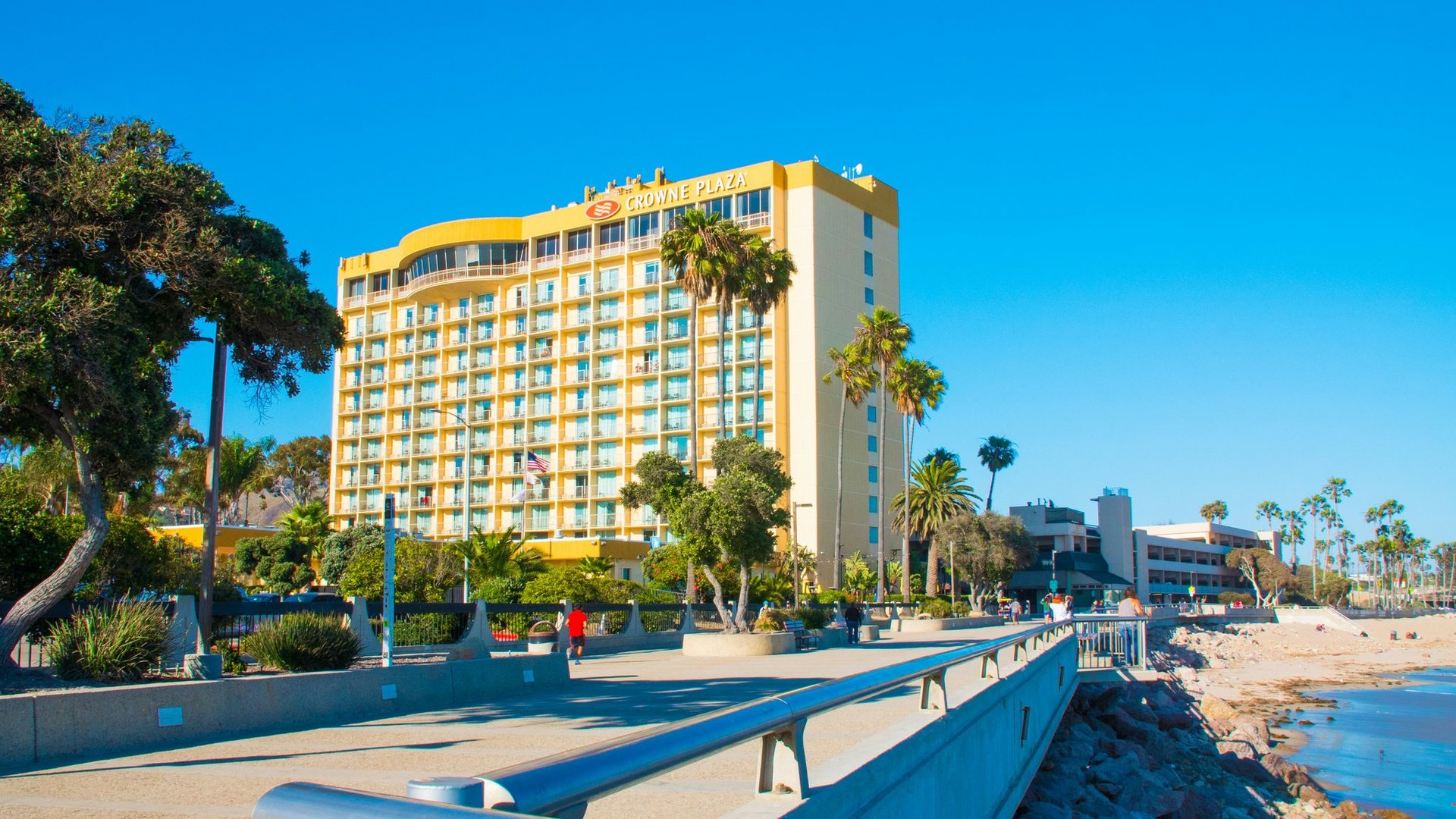 The Crowne Plaza Ventura Beach tower beside the beach and promenade
