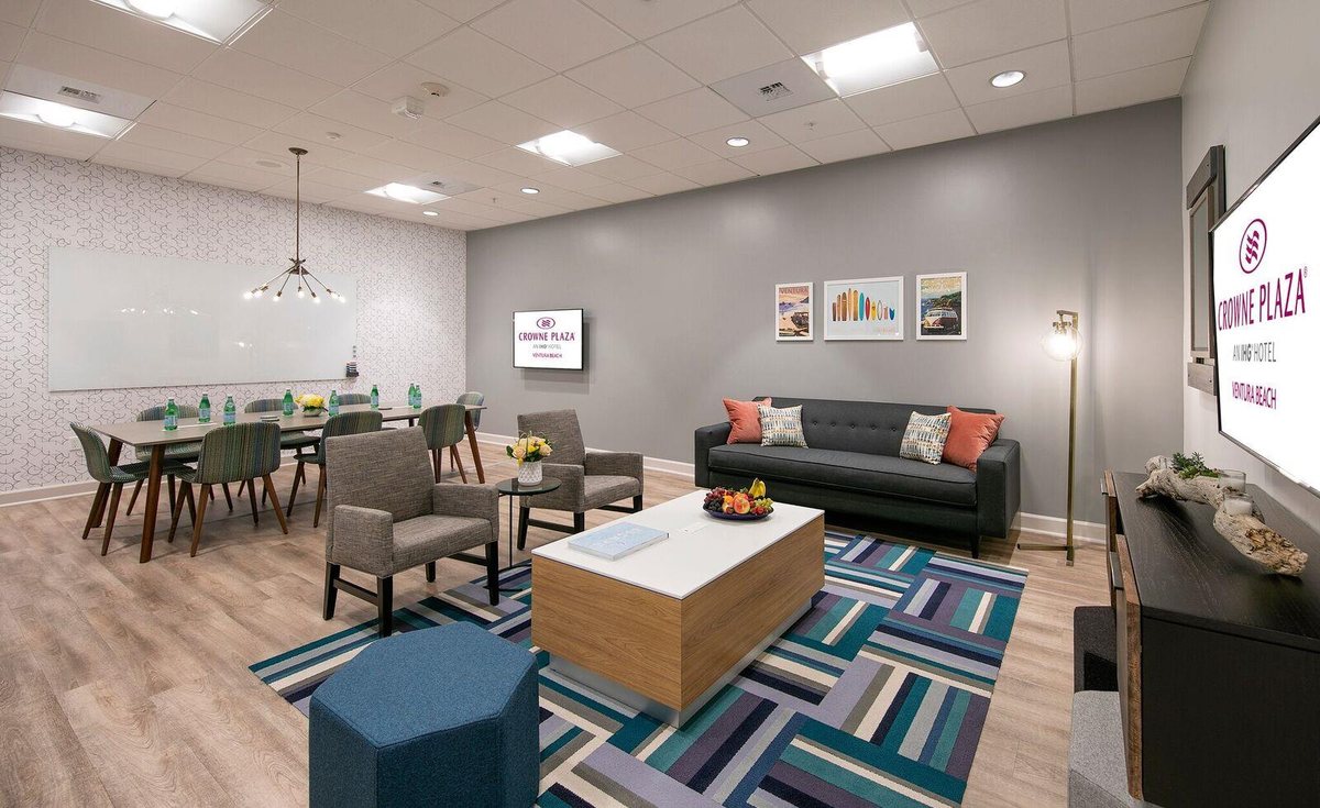 The Studio at Crowne Plaza Ventura Beach with lounge seating and a conference table