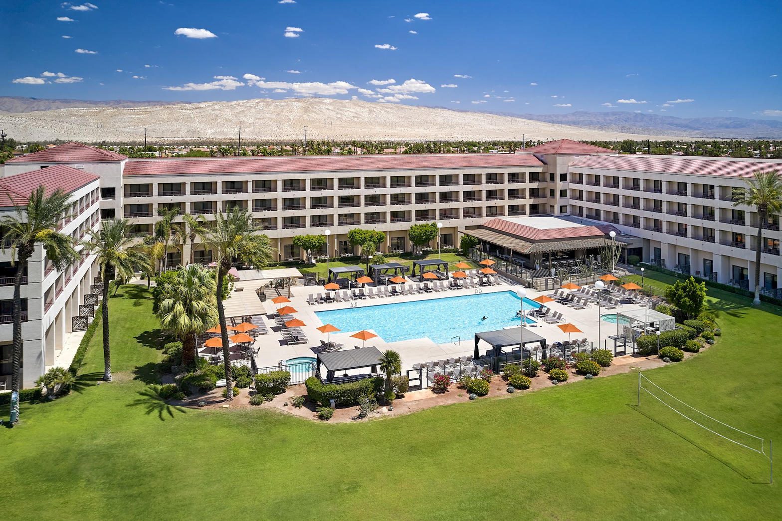 DoubleTree Golf Resort Palm Springs pool courtyard