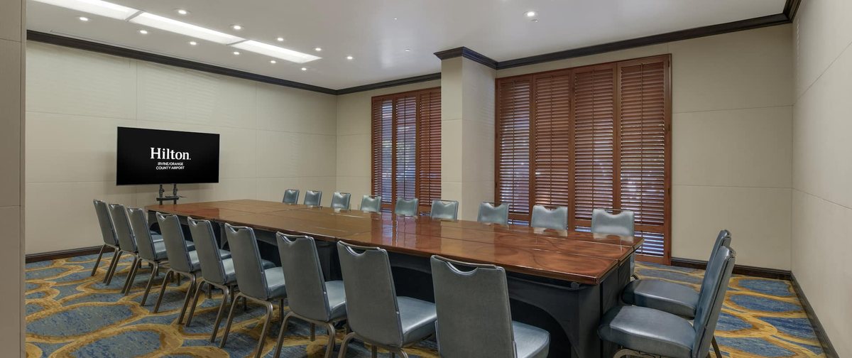 The California Room at Hilton Irvine/Orange County Airport with a table and chairs
