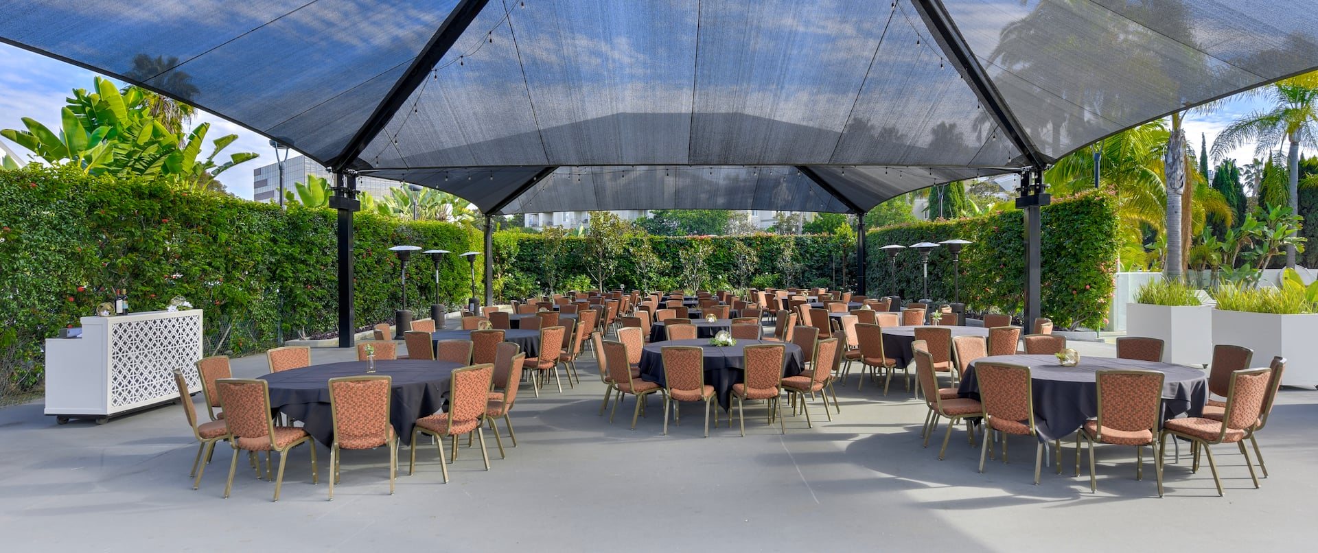 The outdoor patio meeting space at Hilton Irvine/Orange County Airport