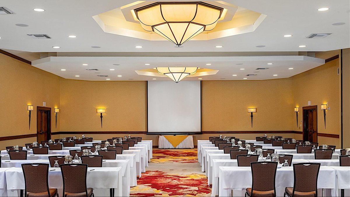 The Lake Arrowhead Ballroom set classroom-style with a center screen