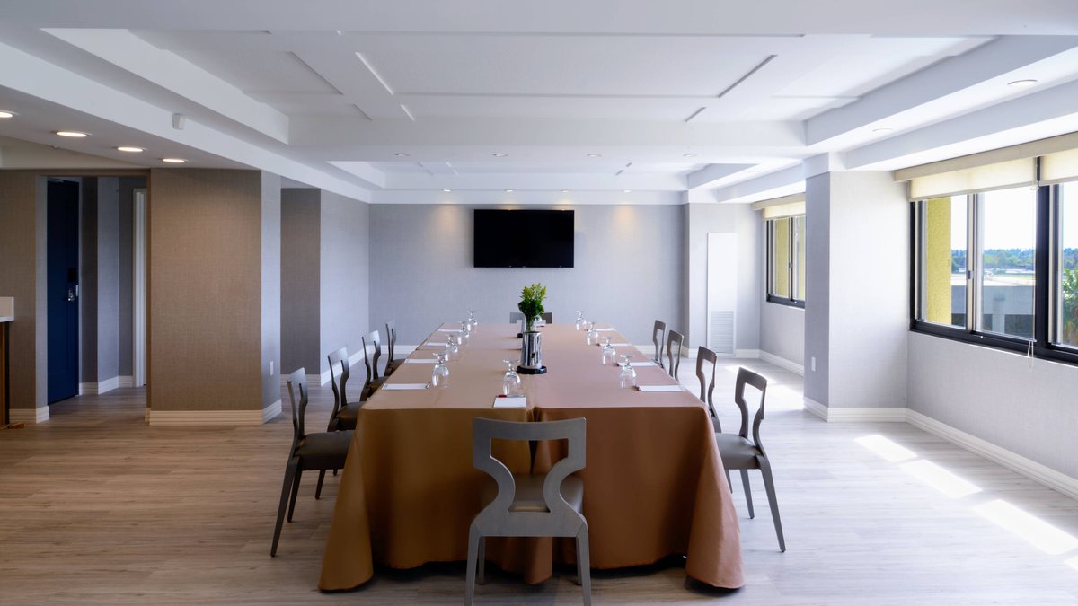The Ruffin meeting room at Long Beach Marriott with a conference table and wall display