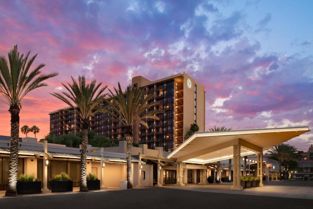 Sheraton Park Hotel at the Anaheim Resort porte-cochère