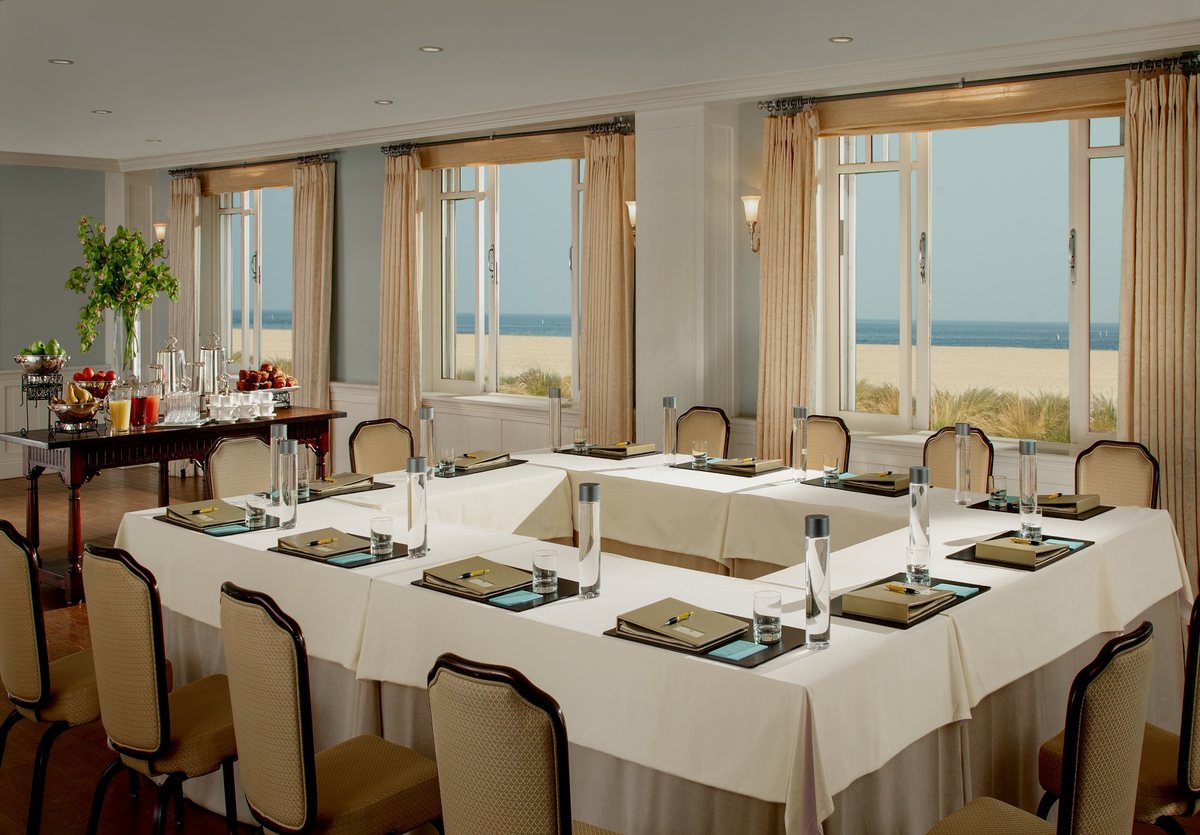 Oceanside set U-shape with windows facing the ocean